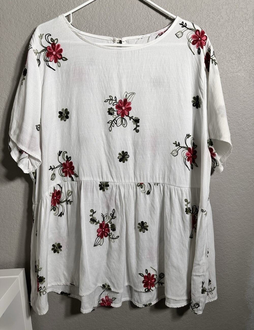 Women’s White Floral Embroidered Round Neck Short Sleeve Woven Blouse Top L